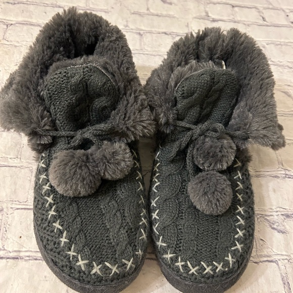 TARGET GREY SWEATER LIKE FAUX FUR SLIPPER BOOTIES WITH POMS WOMEN’SIZE 7-8 - Picture 7 of 7